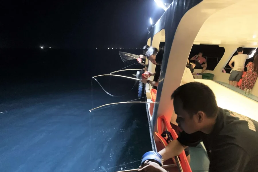 Tour câu mực khám phá biển đêm Vĩnh Hy