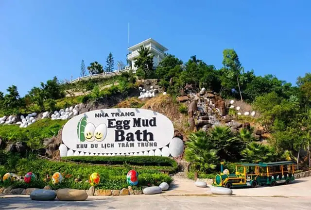 Khu du lịch Trăm Trứng với bồn tắm trứng giữa thiên nhiên