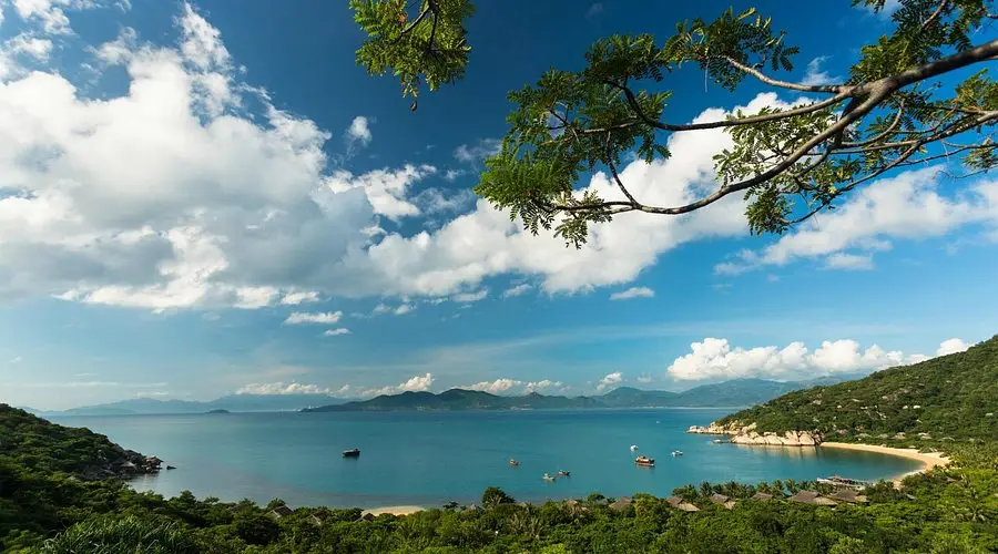 Bãi biển riêng yên bình tại Six Senses Ninh Van Bay Nha Trang với cát trắng và làn nước trong xanh.