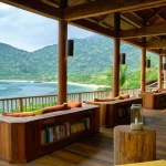 Hồ bơi vô cực tại Six Senses Ninh Van Bay Nha Trang với tầm nhìn hướng ra biển xanh bao la.