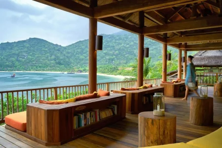 Hồ bơi vô cực tại Six Senses Ninh Van Bay Nha Trang với tầm nhìn hướng ra biển xanh bao la.