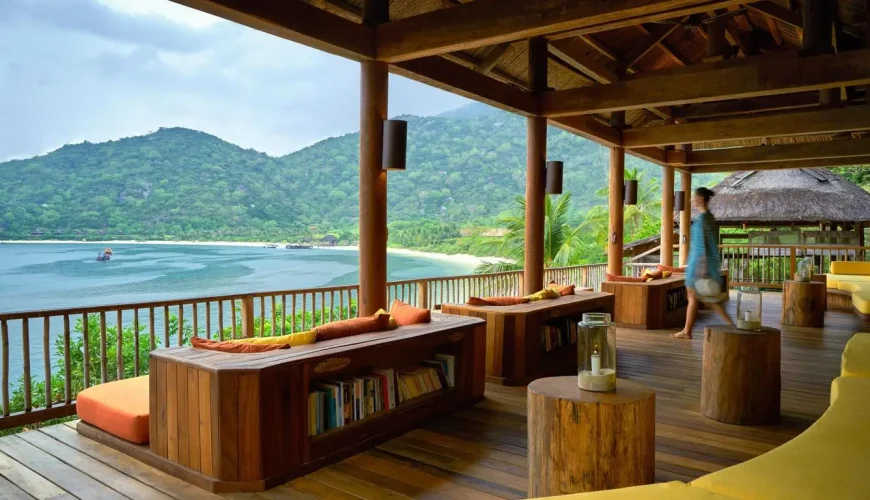 Hồ bơi vô cực tại Six Senses Ninh Van Bay Nha Trang với tầm nhìn hướng ra biển xanh bao la.