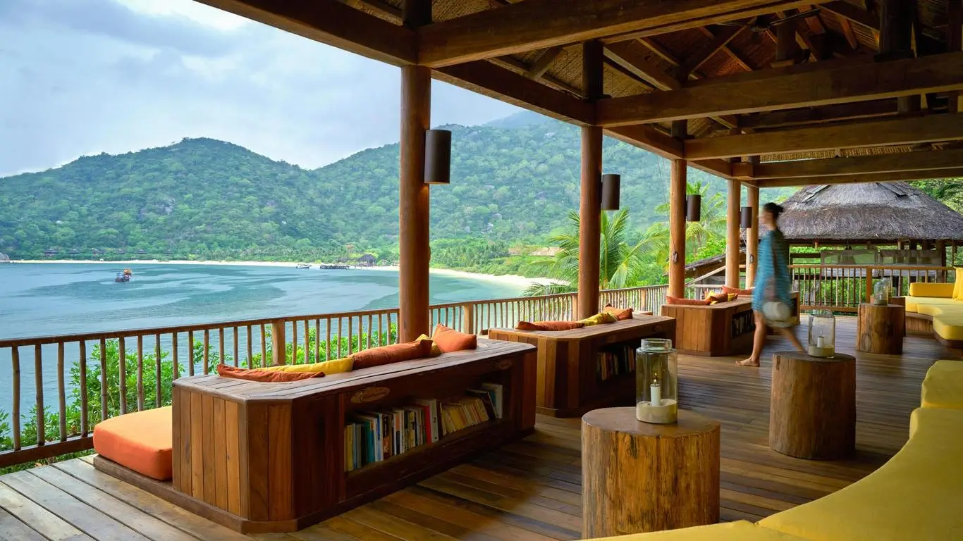 Hồ bơi vô cực tại Six Senses Ninh Van Bay Nha Trang với tầm nhìn hướng ra biển xanh bao la.