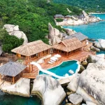 Khu nghỉ dưỡng Six Senses Ninh Van Bay Nha Trang nhìn từ trên cao, nổi bật giữa thiên nhiên xanh mát.