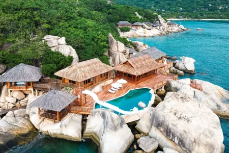 Khu nghỉ dưỡng Six Senses Ninh Van Bay Nha Trang nhìn từ trên cao, nổi bật giữa thiên nhiên xanh mát.