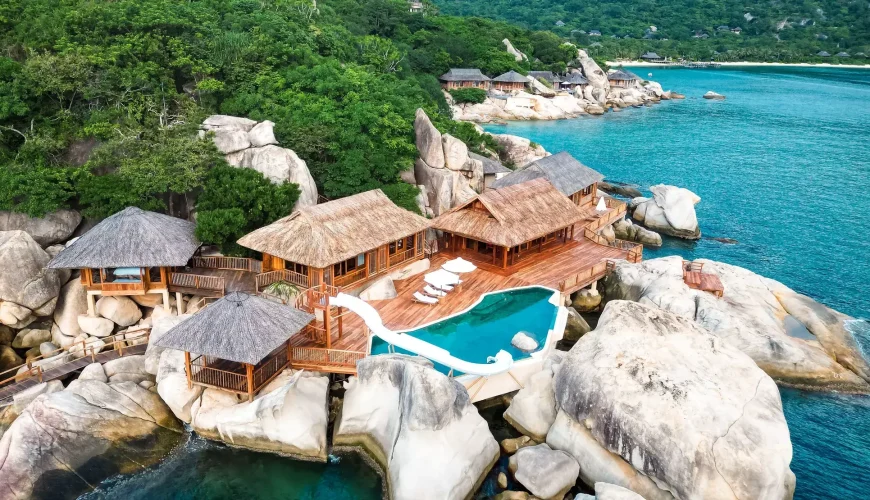 Khu nghỉ dưỡng Six Senses Ninh Van Bay Nha Trang nhìn từ trên cao, nổi bật giữa thiên nhiên xanh mát.