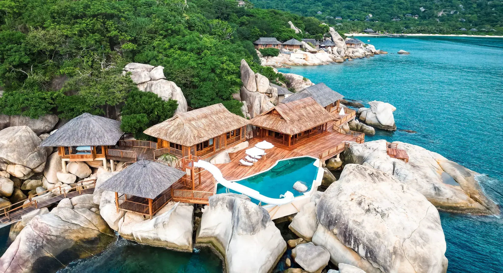 Khu nghỉ dưỡng Six Senses Ninh Van Bay Nha Trang nhìn từ trên cao, nổi bật giữa thiên nhiên xanh mát.