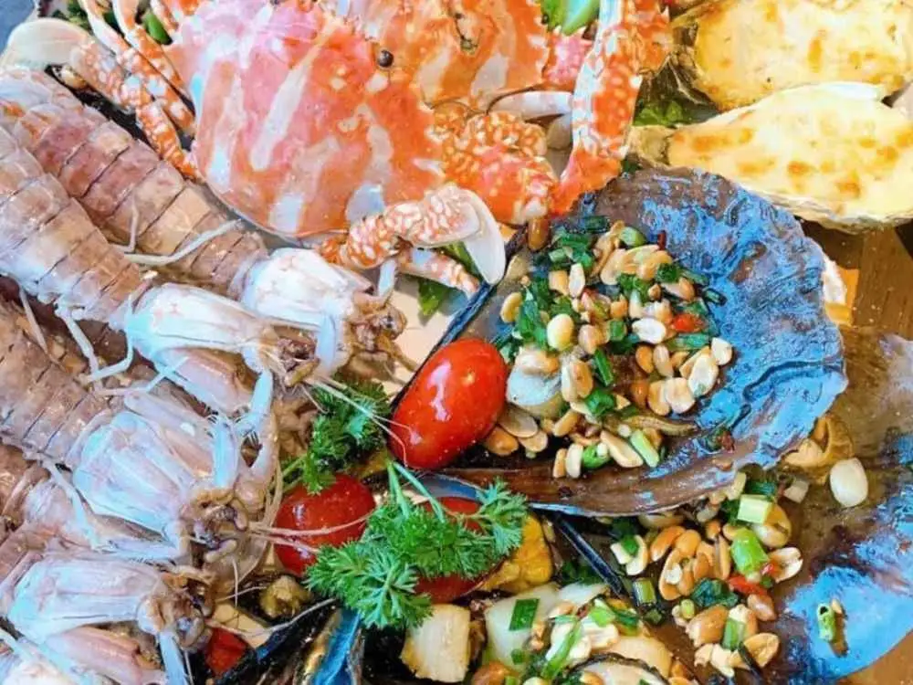 Ẩm thực địa phương gần Hòn Chồng