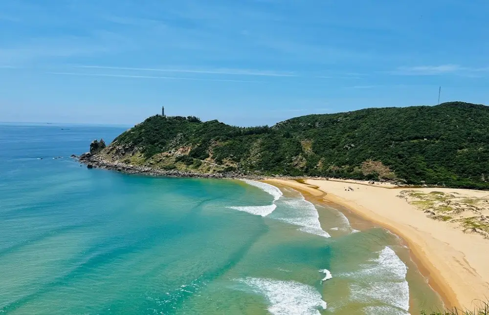 Bãi Môn hoang sơ dưới chân Mũi Điện