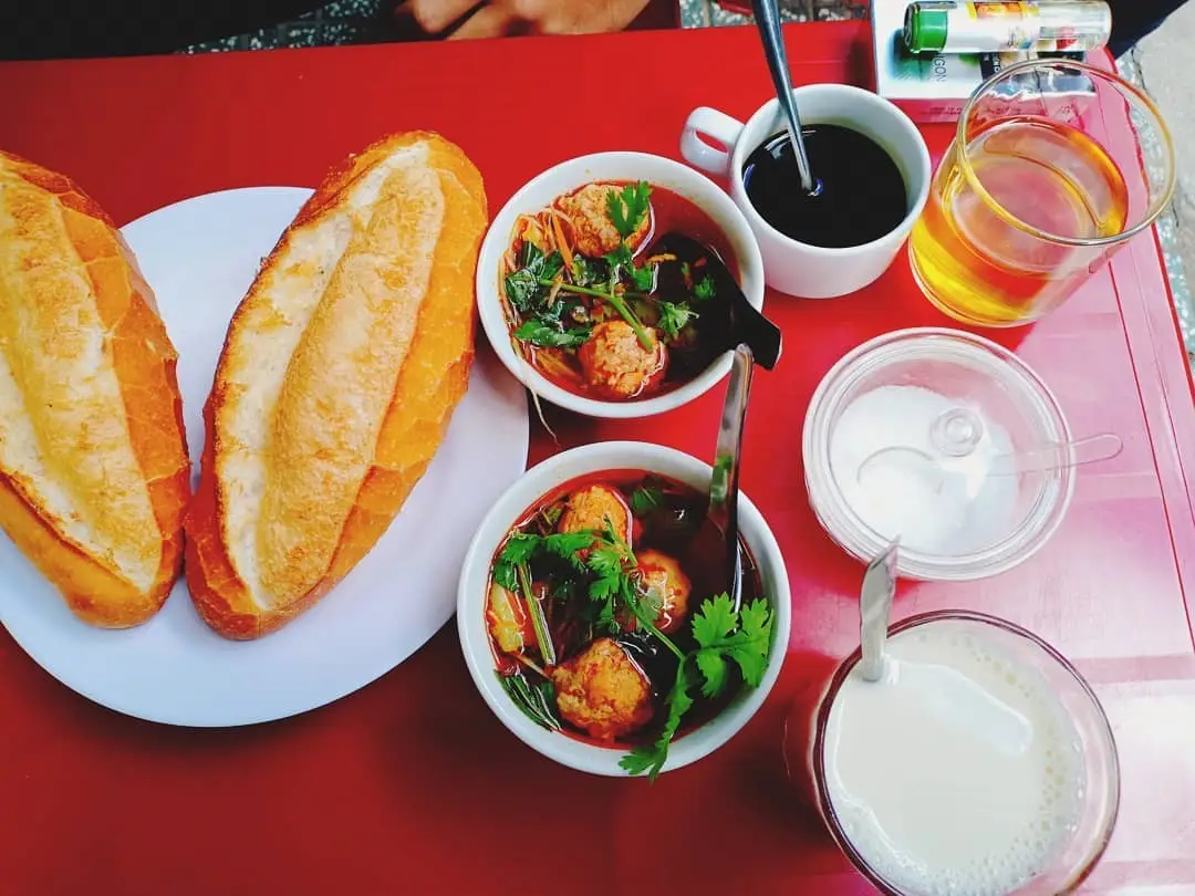 Bát xíu mại nóng hổi và bánh mì giòn tan Ăn sáng ở Đà Lạt