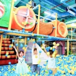 Bé trải nghiệm trò chơi thực tế ảo tại khu vui chơi năm 2025