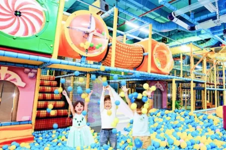 Bé trải nghiệm trò chơi thực tế ảo tại khu vui chơi năm 2025