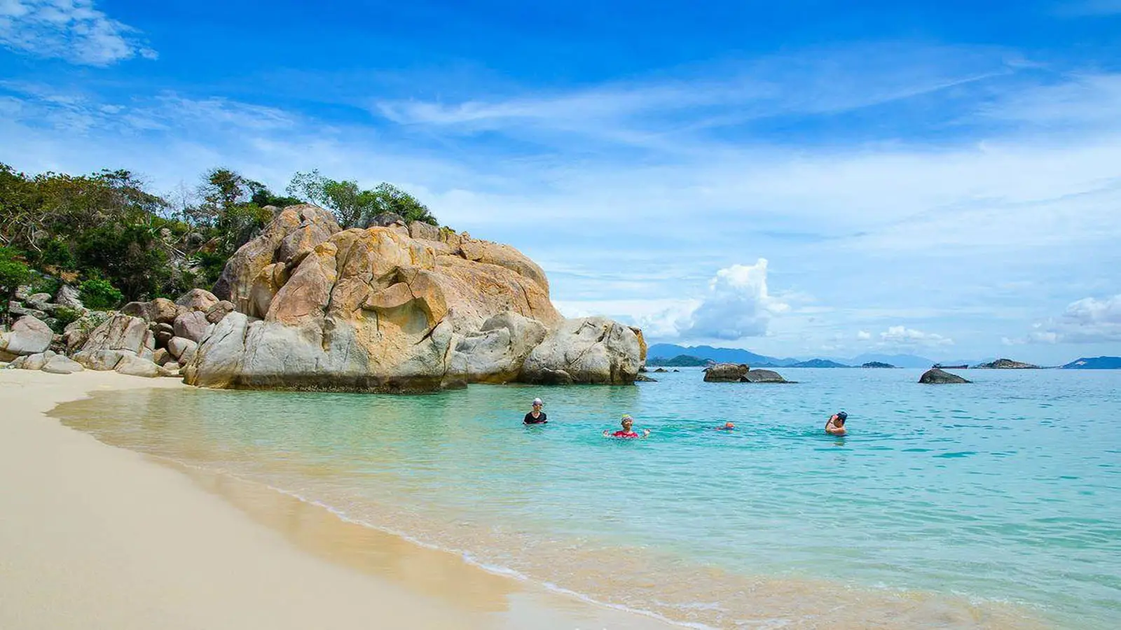 Biển xanh trong vắt ở Bãi Kinh