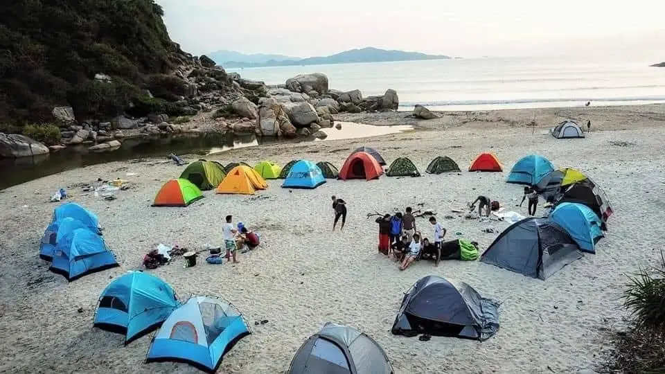 Cắm trại trên bãi cát trắng Bãi Kinh