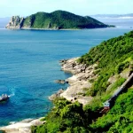 Cảnh biển Phú Yên với núi xanh và đảo nhỏ thơ mộng