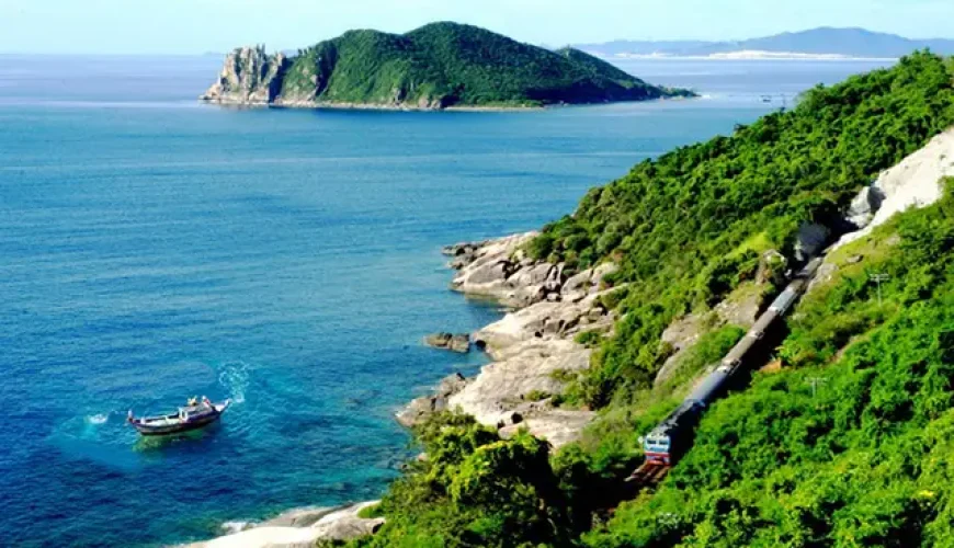 Cảnh biển Phú Yên với núi xanh và đảo nhỏ thơ mộng