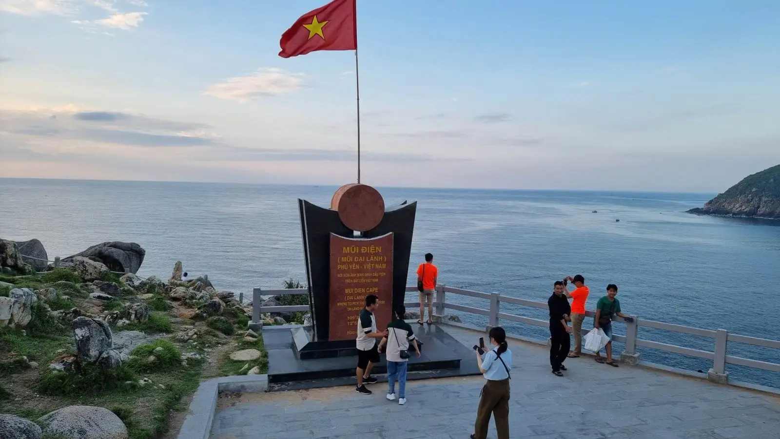 Du khách check in tại Mũi Điện