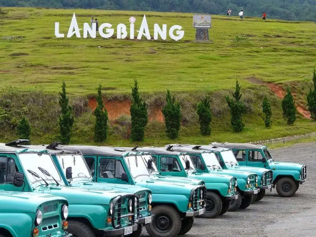 Du khách chinh phục đỉnh Langbiang bằng xe jeep
