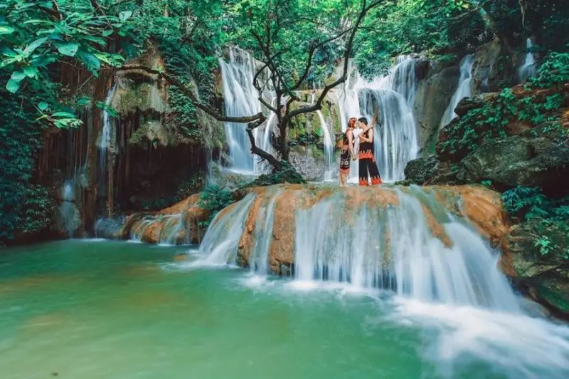 Du khách tham quan và chụp ảnh tại Thác Voi Đà Lạt