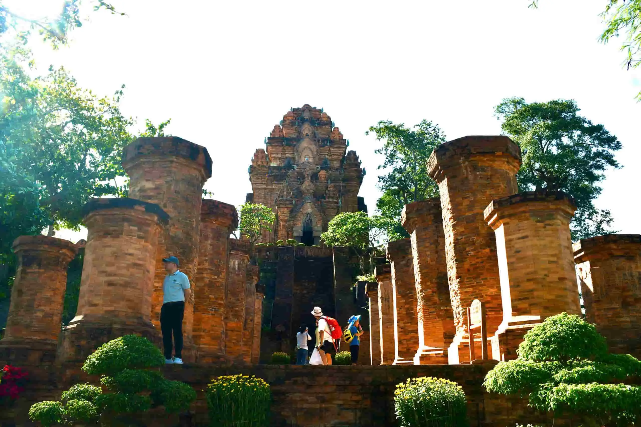 Du khách tham quan Tháp Bà Ponagar