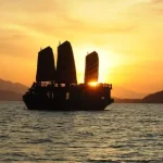 Du thuyền ngắm hoàng hôn trên vịnh Nha Trang 2025