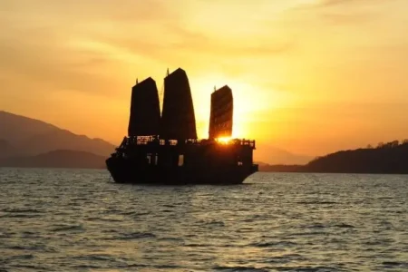 Du thuyền ngắm hoàng hôn trên vịnh Nha Trang 2025
