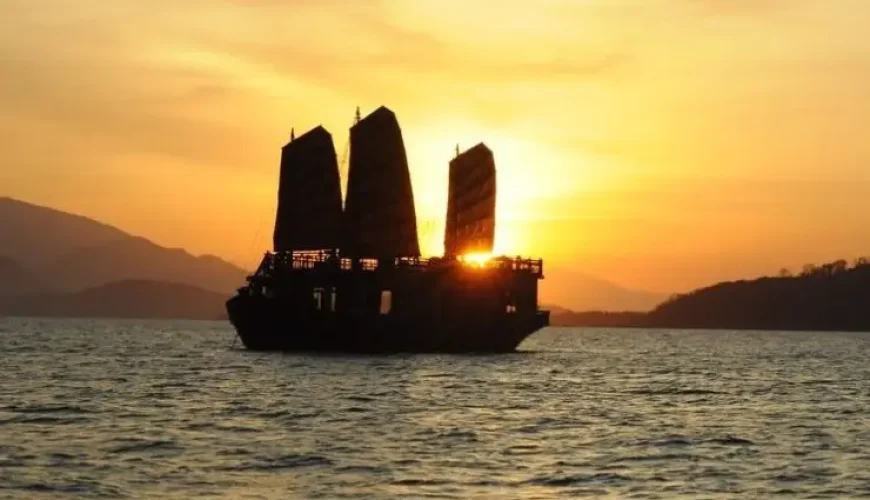Du thuyền ngắm hoàng hôn trên vịnh Nha Trang 2025