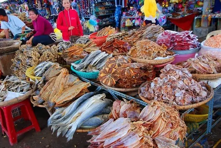 Gian hàng hải sản tươi sống tại Chợ Đầm
