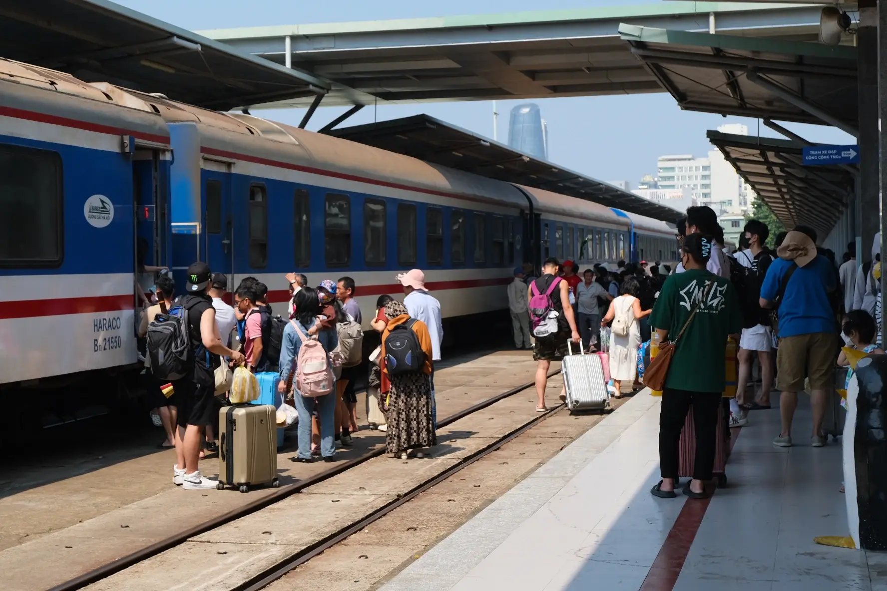 Hành khách ngồi chờ tàu tại Ga Nha Trang