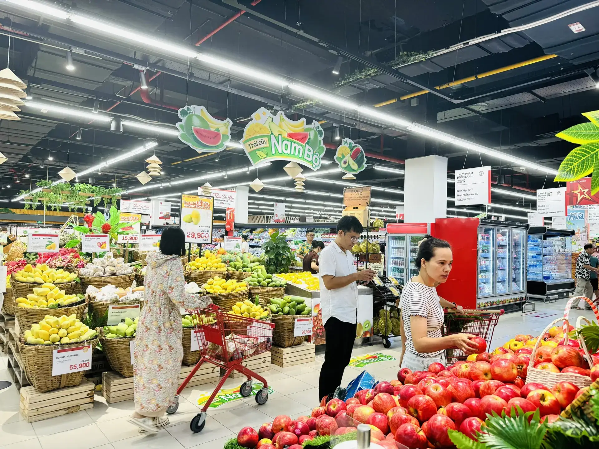 Không gian mua sắm tại Lotte Mart Nha Trang Gold Coast