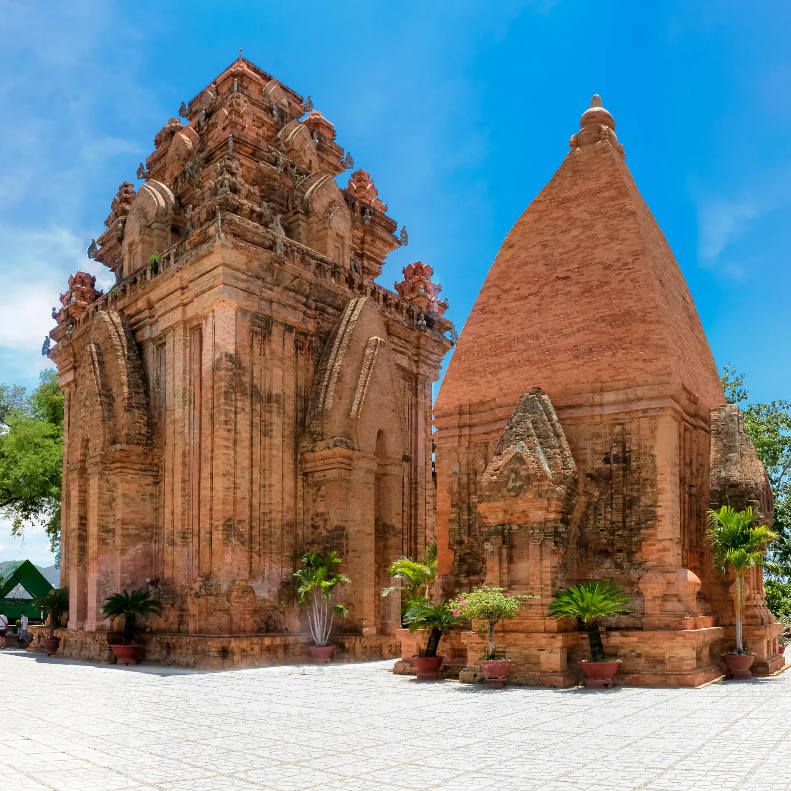 Kiến trúc tháp chính Tháp Bà Ponagar cổ kính