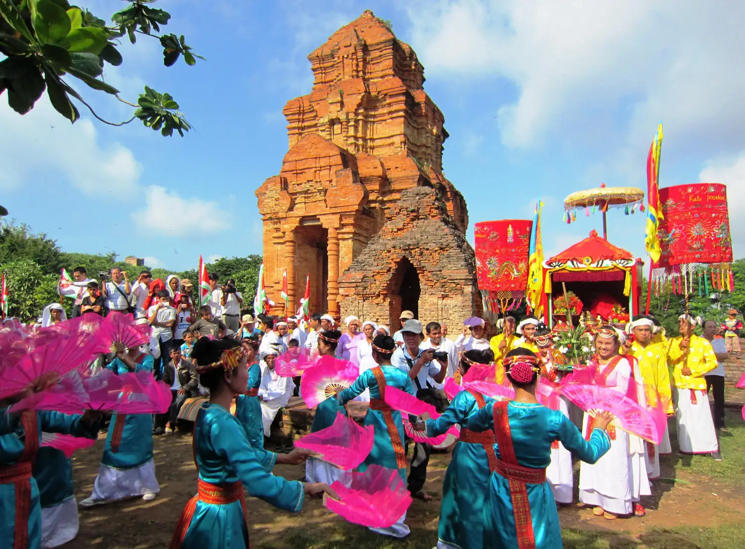Lễ hội Tháp Bà Ponagar với các hoạt động văn hóa truyền thống