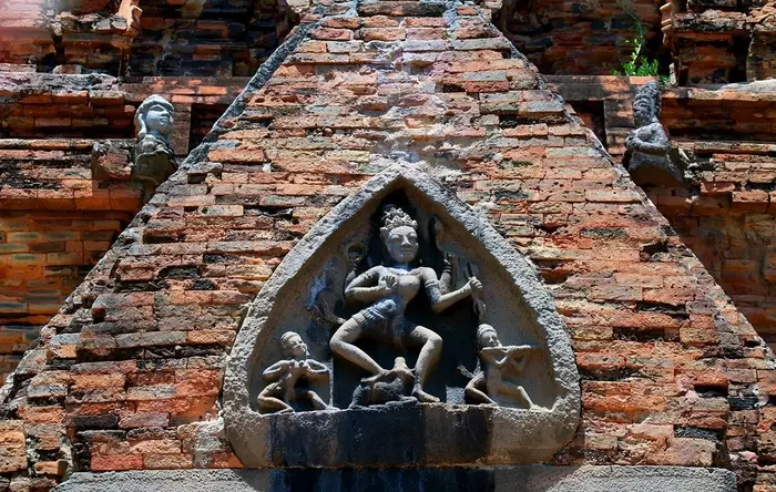 Phù điêu chạm khắc trên thân tháp Bà Ponagar