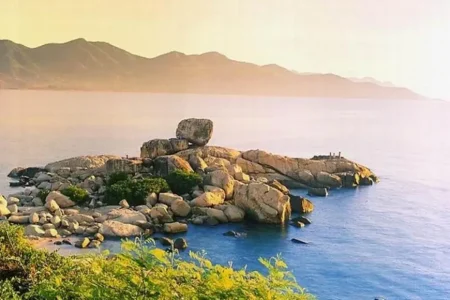 Toàn cảnh Hòn Chồng Nha Trang 2025