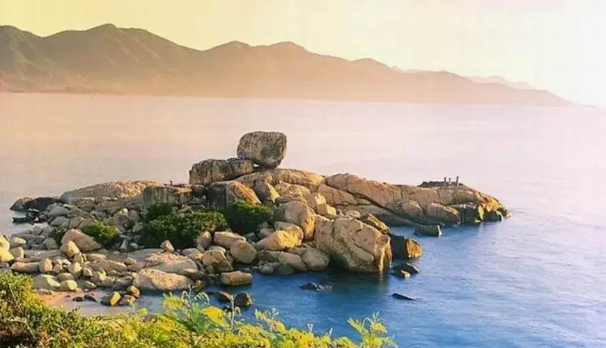 Toàn cảnh Hòn Chồng Nha Trang 2025