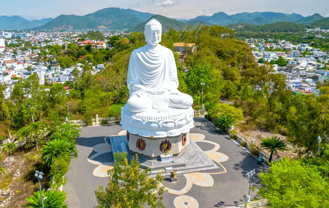 tượng Phật trắng chùa Long Sơn