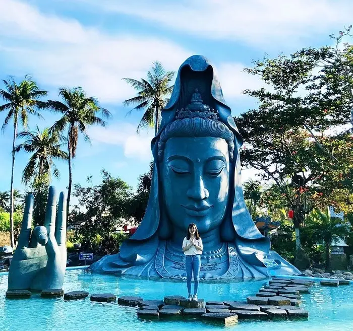 Tượng Quan Âm bằng san hô và gáo dừa tại Chùa Thanh Lương