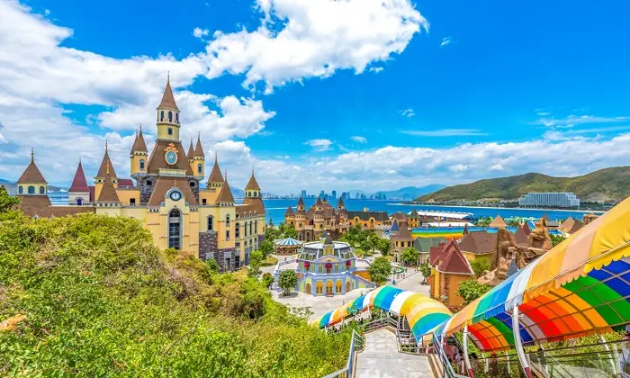 VinWonders Nha Trang với các trò chơi và show diễn hấp dẫn