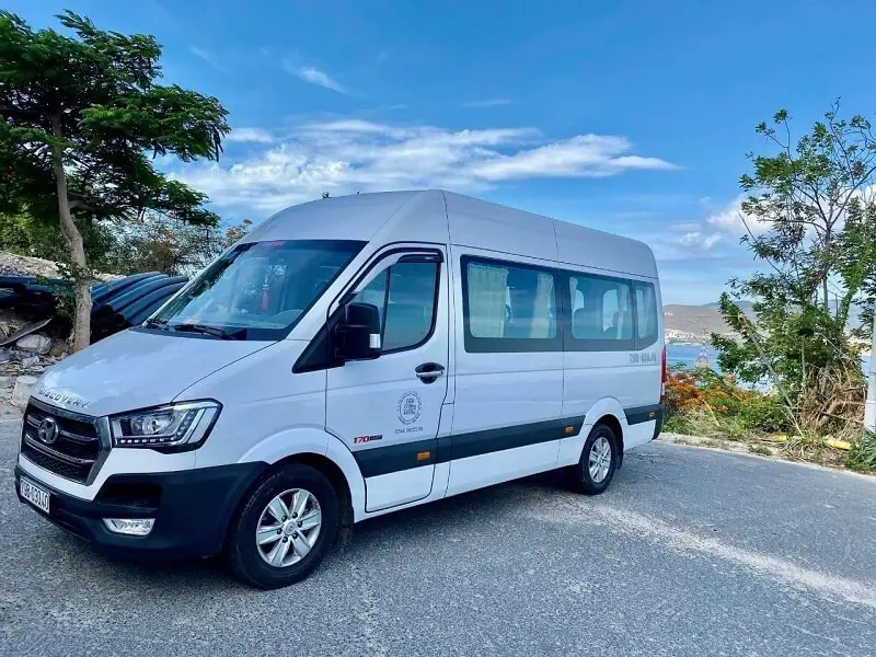 Xe 16 chỗ phục vụ tour khám phá đảo Nha Trang