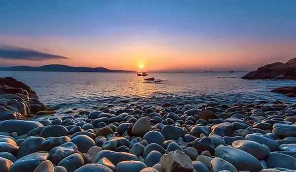 Bãi đá tròn Ghềnh Ráng Tiên Sa dưới ánh nắng sớm