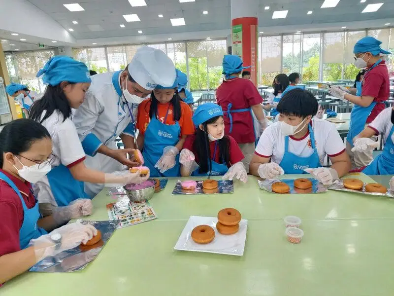 Bé học nấu ăn trong khu vui chơi kết hợp giáo dục
