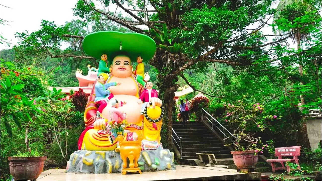 Cổng tam quan Chùa Sư Muôn Phú Quốc