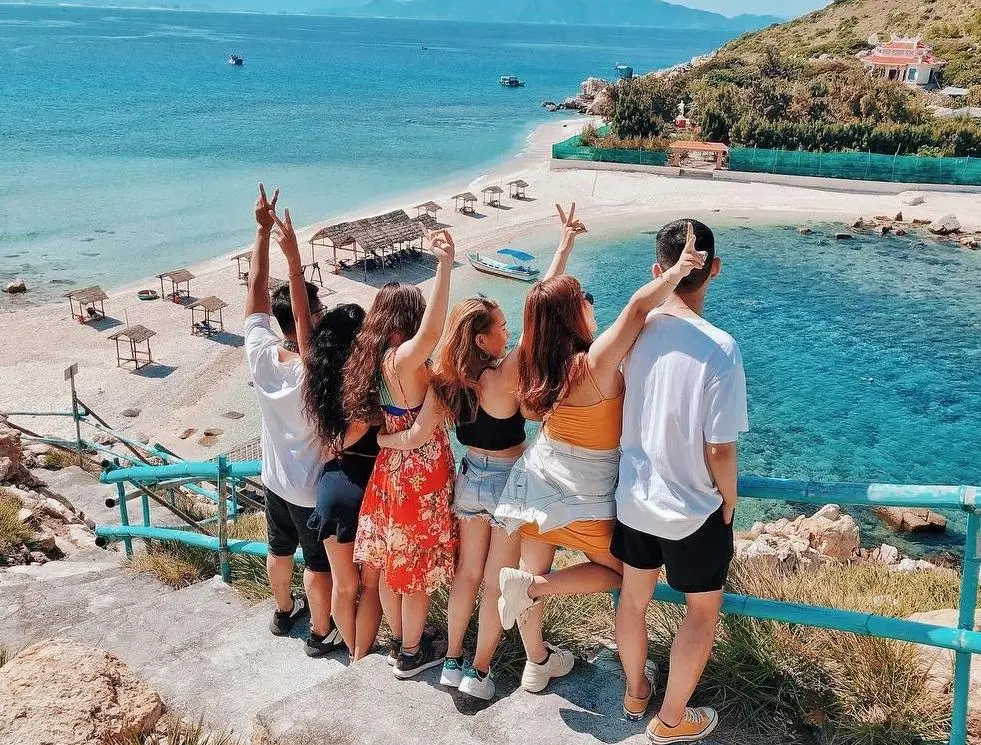 Du khách tắm biển ở Bãi Dài Nha Trang