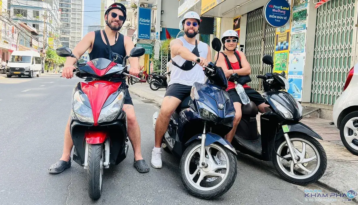 du khách thuê xe máy vi vu Nha Trang