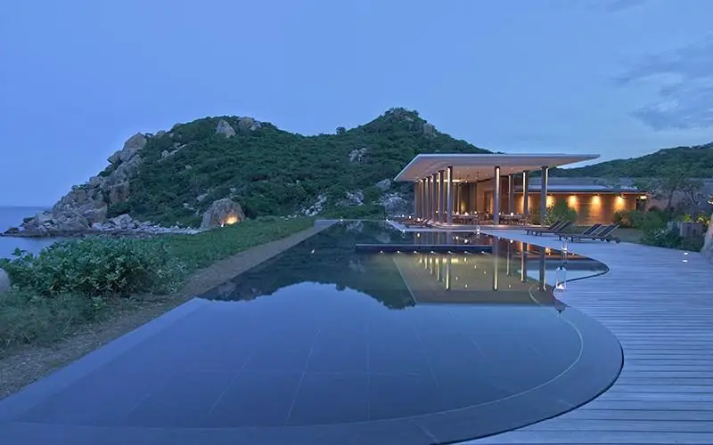 Hồ bơi vô cực tại resort Vĩnh Hy