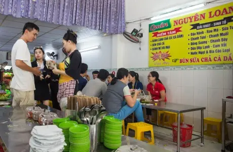 Không gian quán bún cá Nguyên Loan ở trung tâm Nha Trang