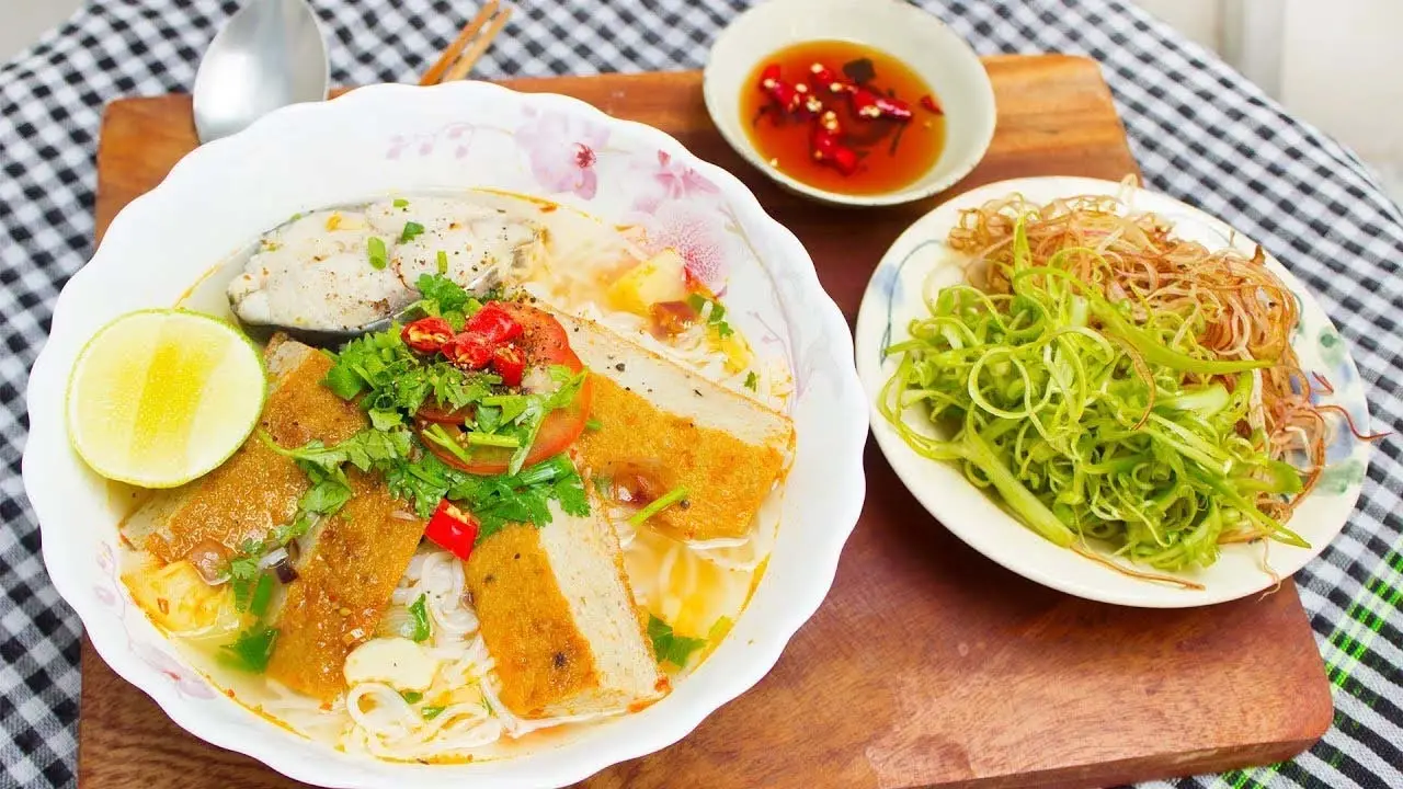 Nước lèo bún cá trong và thơm tại quán Nguyên Loan