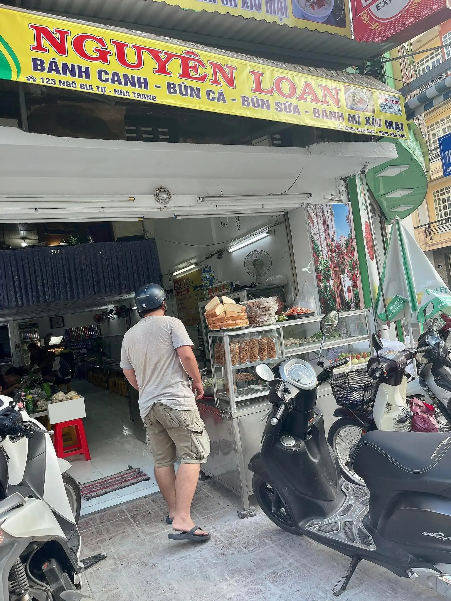 Quầy phục vụ và không khí tấp nập trong quán