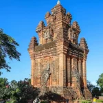 Tháp Nhạn Phú Yên nhìn từ chân núi Nhạn
