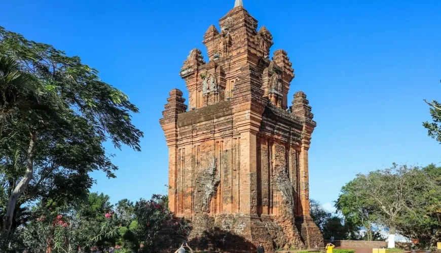 Tháp Nhạn Phú Yên nhìn từ chân núi Nhạn